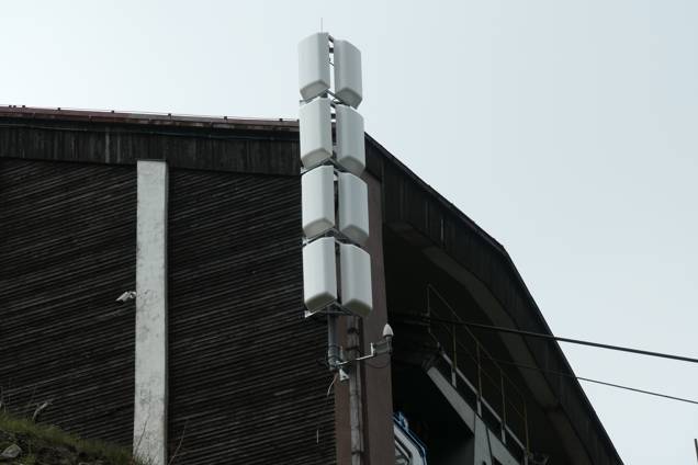 DVB-T2 vysílací „rakvičky“ Multiplexu 24 se nachází na levé boční stěně horní stanice lanovky ČD na Ještěd. Datum: 30.05.2021.