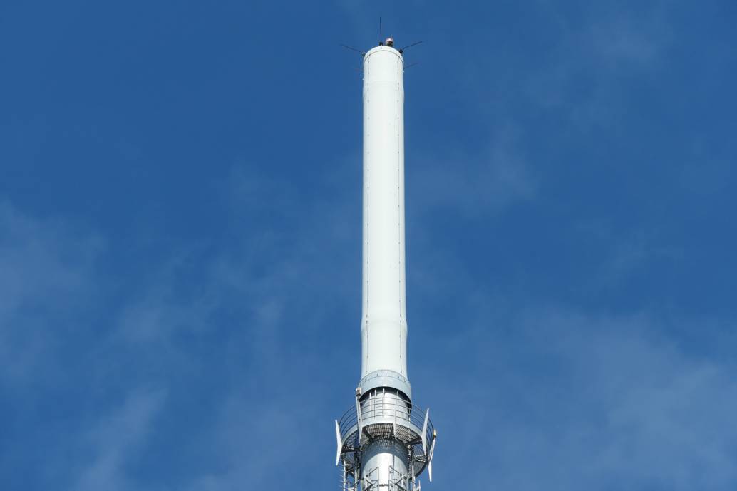 Anténní tubus na samém vrcholu Ještědu, v němž se ukrývají vysílací antény pro televizní signál DVB-T2. Datum: 30.05.2021.