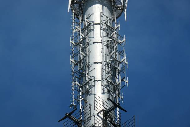 Antény soustava pro vysílání digitálního rozhlasu DAB v pásmu VHF. Datum: 30.05.2021.