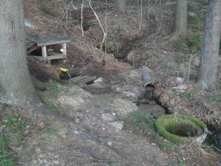 Upravený pramen nedaleko mysliveckého srubu - foto 2. Datum: 23.3.2012.