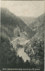 Historické foto údolí Jizery s Riegrovou stezkou vpravo a železnicí vlevo z roku 1910. © Zdroj: fotohistorie.cz.