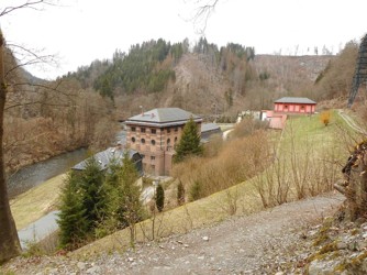Pohled z Riegrovy stezky na MVE Spálov s vodním zámkem nad ní. Datum: 26.03.2019.