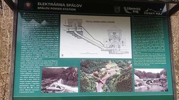 Tabule naučné stezky údolím Jizery - Elektrárna Spálov. Datum: 26.03.2019.