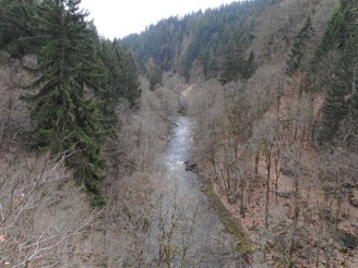 Pohled z Böhmovy vyhlídky na řeku Jizeru. Datum: 26.03.2019.