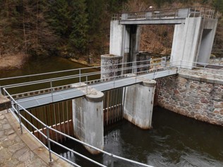 Jímací jez na řece Jizeře pro MVE Spálov. Datum: 26.03.2019.