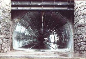 Vtok do podzemní štoly od bítouchovského jezu. Jedinečný pohled, který není možné jen tak spatřit. © Zdroj: http://mvespalov.sweb.cz/