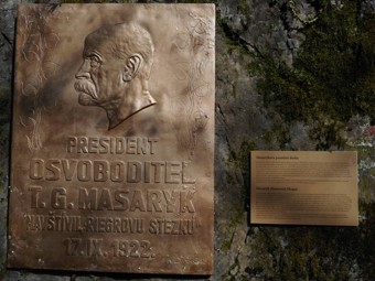 Nová (obnovená) pamětní deska prezidenta T.G.Masaryka u Galerie na Riegrově stezce. Datum: 18.04.2020.