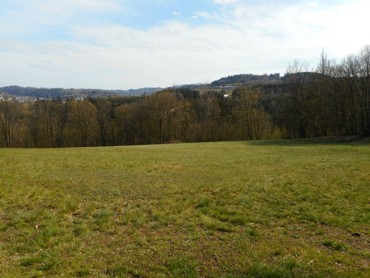 Pohled z vyhlídky Kopáňka na jihovýchod (Semily - Podmoklice, vrch Lomy). Datum: 18.04.2020.