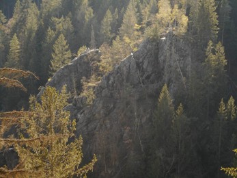 Skála Vodní brána nad Jizerou s lezci na Via Ferratě z vyhlídky Jiřička. Datum: 18.04.2020.