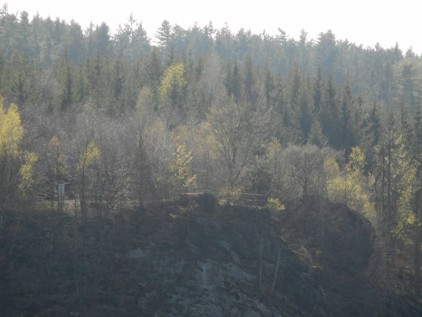 Pohled z vyhlídky Moravská Jiřička na protější vyhlídku Krkavčí skála. Datum: 18.04.2020.