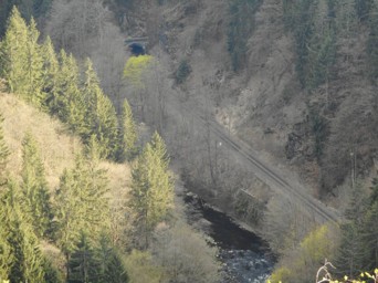Pohled z vyhlídky U Bakala na železniční trať a severní portál prvního Říkovského tunelu. Datum: 18.04.2020.