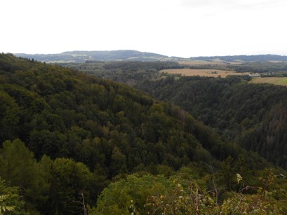 Výhled na jihozápad z vyhlídky Myší skála (Kaňon Jizery, Kozákov). Datum: 08.09.2019.