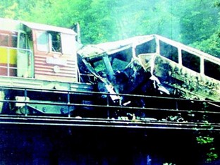 Archivní foto železniční nehody u Spálova dne 25.08.1990. © Zdroj: Archiv Libereckého Deníku.