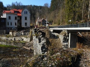 Zbytky mostu z roku 1766, nový most z roku 2015 a penzion Rusalka v Návarově. Datum: 07.04.2020.