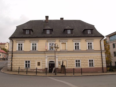 Budova Muzea a Pojizerské galerie v Semilech (Husova ul. č. p. 2). © Zdroj: Wikipedie - otevřená encyklopedie - Luděk Kovář.