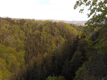 Pohled z vyhlídky Krkavčí skála směrem na západ (Semily). Datum: 08.05.2020.