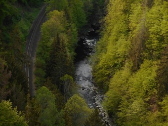 Železniční trať v údolí řeky Jizery z vyhlídky Krkavčí skála. Datum: 08.05.2020.