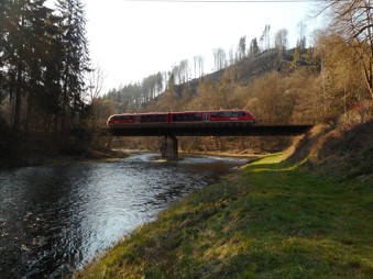 Železniční most nad soutokem Jizery a Kamenice v Podspálově od hydroelektrárny. Datum: 07.04.2020.